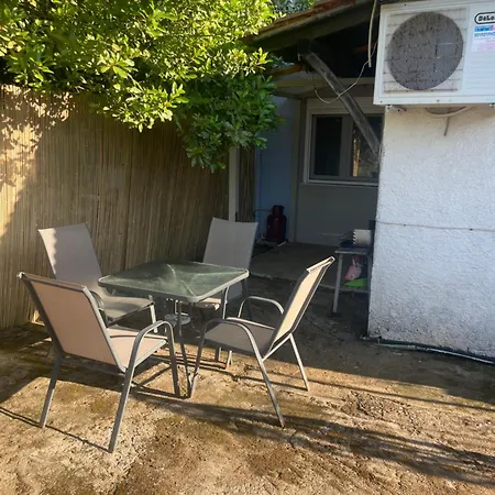 Διαμέρισμα Garden Nest In Βουρβουρού